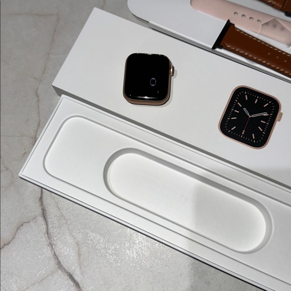 ⭐️NWB Apple Rose Gold 40mm Series 6. Never used. - Picture 10 of 11